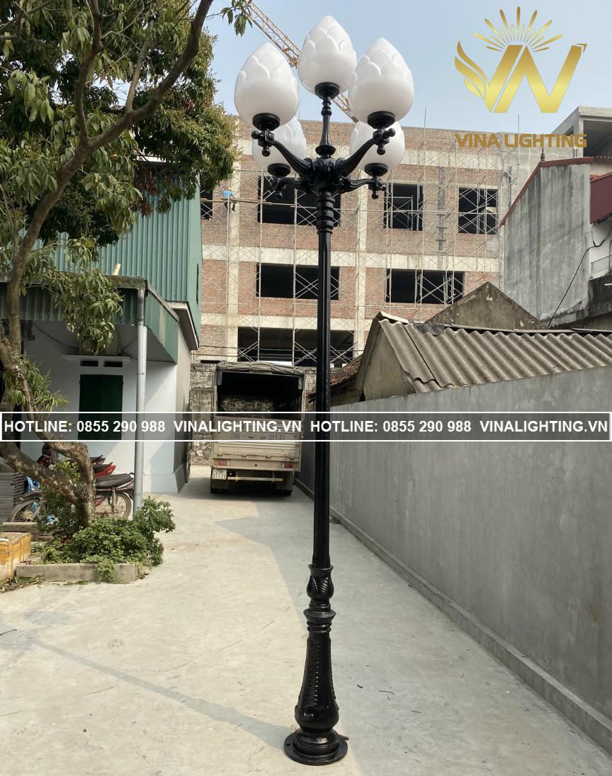 Chất liệu làm cột đèn nào tốt nhất Cot den san vuon DC09 bong hoa sen 1